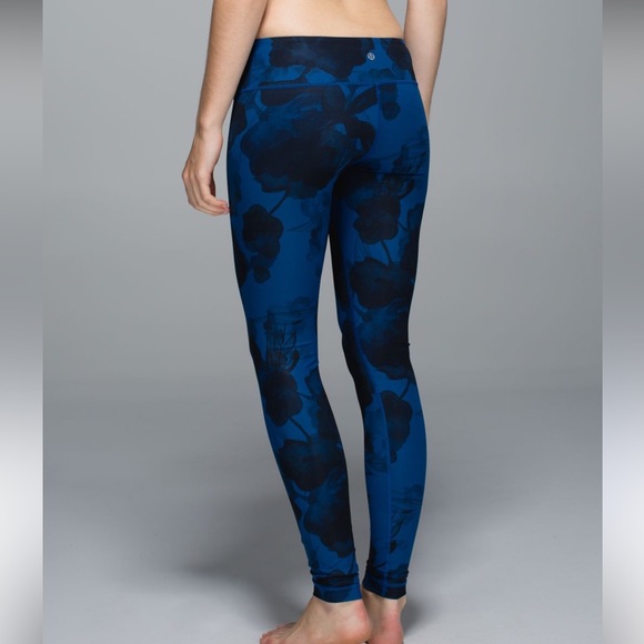 ORIGINAL WUNDER UNDER LUXTREME LULULEMON BLACK & BLUE JUMBO INKY FLORAL - Picture 1 of 7